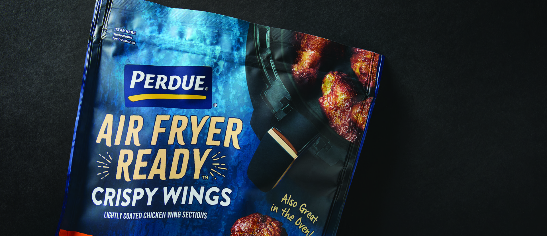 Overhead view of a Perdue crispy wings packaging. Vue du dessus d’un emballage d'ailes croustillantes Perdue.