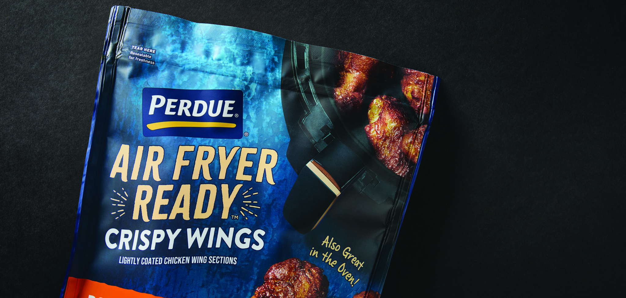 Overhead view of a Perdue crispy wings packaging. Vue du dessus d’un emballage d'ailes croustillantes Perdue.